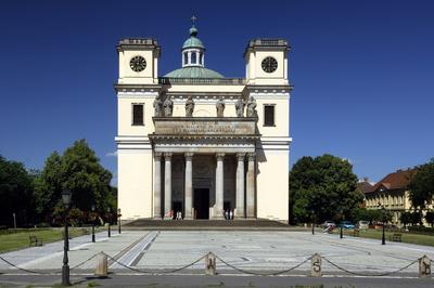 Vác, Nagyboldogasszony-székesegyház-stock-foto