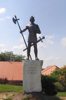 Somogyvár, Szent László király szobra a bencés apátság romjainál-stock-foto