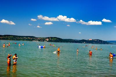 Strandolók a zamárdi szabadstrandon-stock-photo