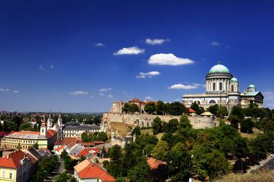 Az Esztergomi bazilika látványa a Várhegyen-stock-foto