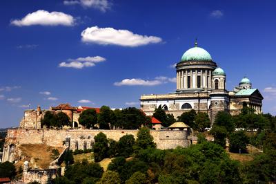 Az Esztergomi bazilika látványa a Várhegyen-stock-foto