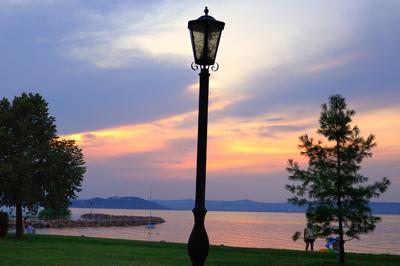 Naplemente a Balaton parton, Zamárdiban-stock-foto