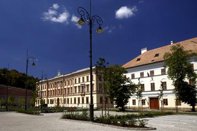 Esztergom felújított belvárosa-stock-foto