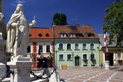 Esztergom felújított belvárosa-stock-foto