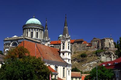 Esztergom, vizivárosi látkép a várral és a bazilikával-stock-foto