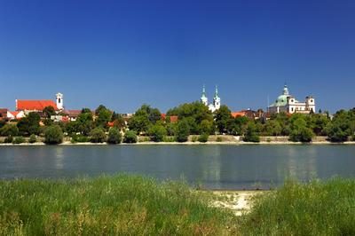 Vác látképe a Dunával-stock-foto