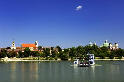 Vác látképe a Dunával-stock-foto