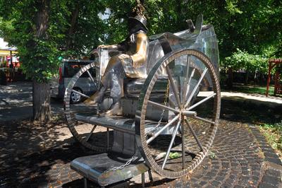 Siófok, Krúdy-szobor (hintós szobor)-stock-foto