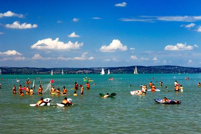 Siófok, fürdőzők a nagystrandon-stock-photo