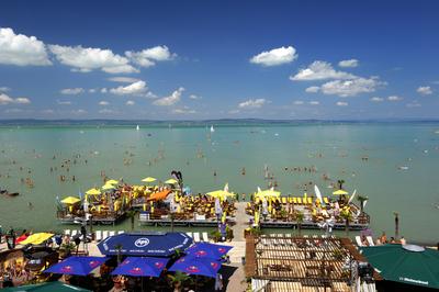 Siófok, fürdőzők a nagystrandon-stock-photo