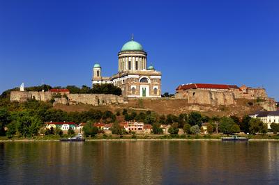 Az Esztergomi bazilika látványa Párkányról-stock-foto