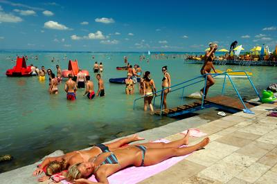 Siófok, fürdőzők a nagystrandon-stock-foto
