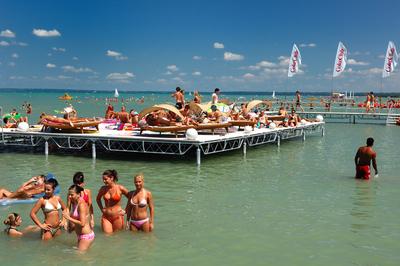 Siófok, fürdőzők a nagystrandon-stock-photo