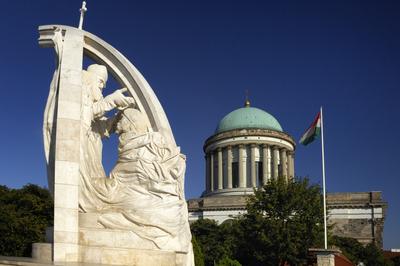 Esztergom, Melocco Miklós szobra és a bazilika-stock-foto