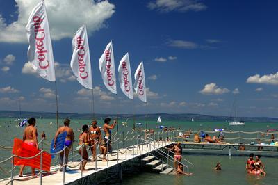 Siófok, fürdőzők a nagystrandon-stock-foto