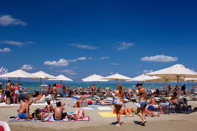 Siófok, fürdőzők a nagystrandon-stock-foto