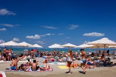 Siófok, fürdőzők a nagystrandon-stock-photo