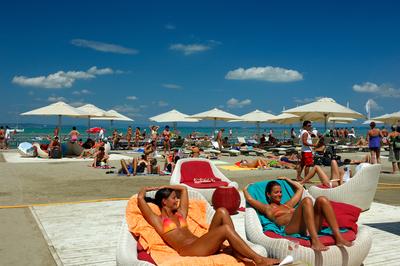 Siófok, napozók a nagystrandon-stock-foto