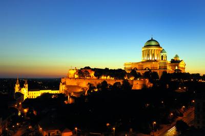 Az Esztergomi bazilika látványa esti kivilágításban-stock-foto