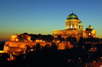 Az Esztergomi bazilika látványa esti kivilágításban-stock-foto