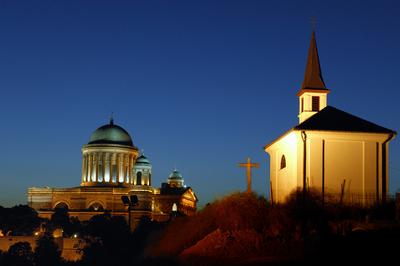 Az Esztergomi bazilika látványa esti kivilágításban-stock-foto
