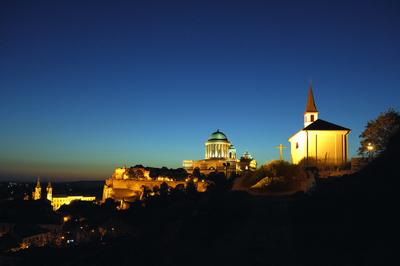 Az Esztergomi bazilika látványa esti kivilágításban-stock-foto