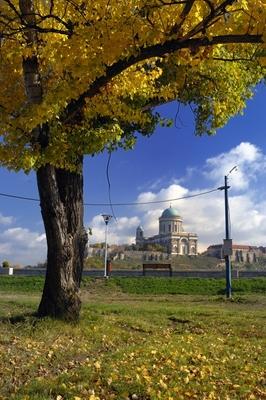 Az Esztergomi bazilika látványa Párkányról-stock-foto