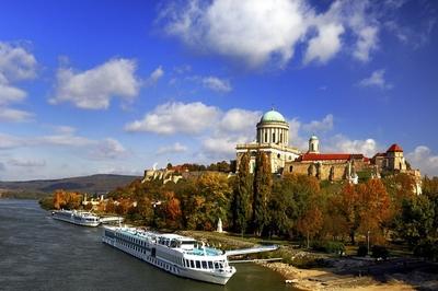 Az Esztergomi bazilika és a vár látképe a Dunával-stock-foto