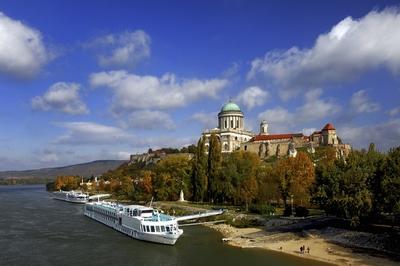 Az Esztergomi bazilika és a vár látképe a Dunával-stock-foto