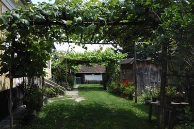 Őrségi ház udvara Őriszentpéteren-stock-foto