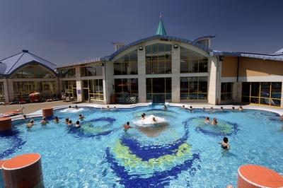 Sárvári Gyógy- és Wellnessfürdő-stock-foto