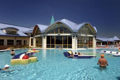 Sárvári Gyógy- és Wellnessfürdő-stock-foto