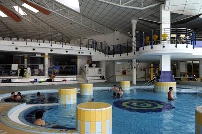 Sárvári Gyógy- és Wellnessfürdő-stock-foto