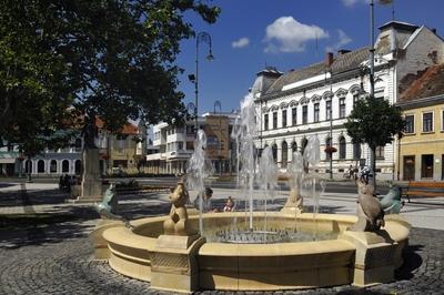 Sárvár, szökőkút a Kossuth téren-stock-foto