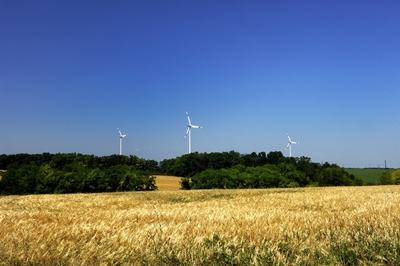 Szélerőmű Nagylózs határában-stock-foto