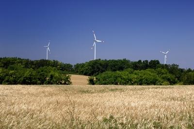 Szélerőmű Nagylózs határában-stock-foto