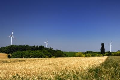 Szélerőmű Nagylózs határában-stock-foto