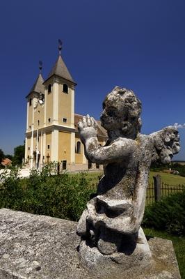 Fertőszéplak, Mindenszentek-templom-stock-foto