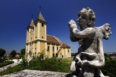 Fertőszéplak, Mindenszentek-templom-stock-foto