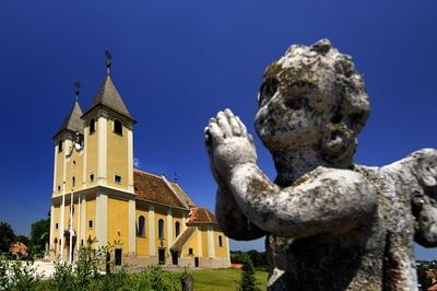 Fertőszéplak, Mindenszentek-templom-stock-foto