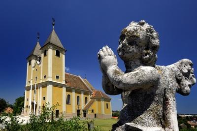 Fertőszéplak, Mindenszentek-templom-stock-foto