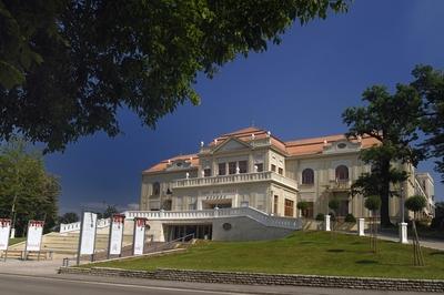 Tatabánya, Jászai Mari Színház-stock-foto