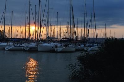 Naplemente a balatonlellei kikötőben-stock-foto