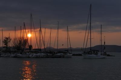 Naplemente a balatonlellei kikötőben-stock-foto