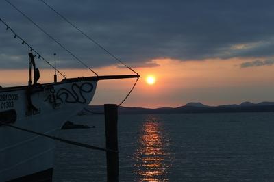 Naplemente a balatonlellei kikötőben-stock-foto