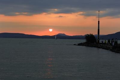 Naplemente a balatonlellei kikötőben-stock-foto