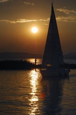 Naplemente a balatonlellei kikötőben-stock-foto