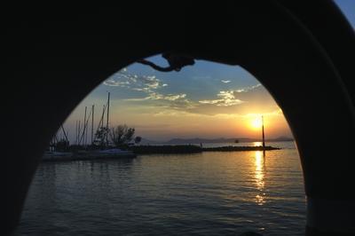 Naplemente a balatonlellei kikötőben-stock-foto