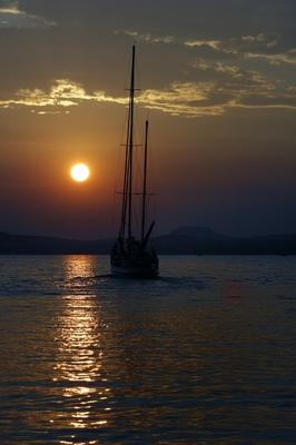 Naplemente a balatonlellei kikötőben-stock-foto