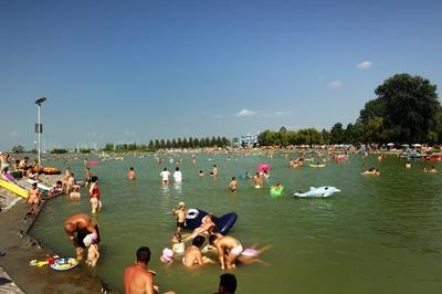 Strandolók a balatonlellei szabadstrandon-stock-foto